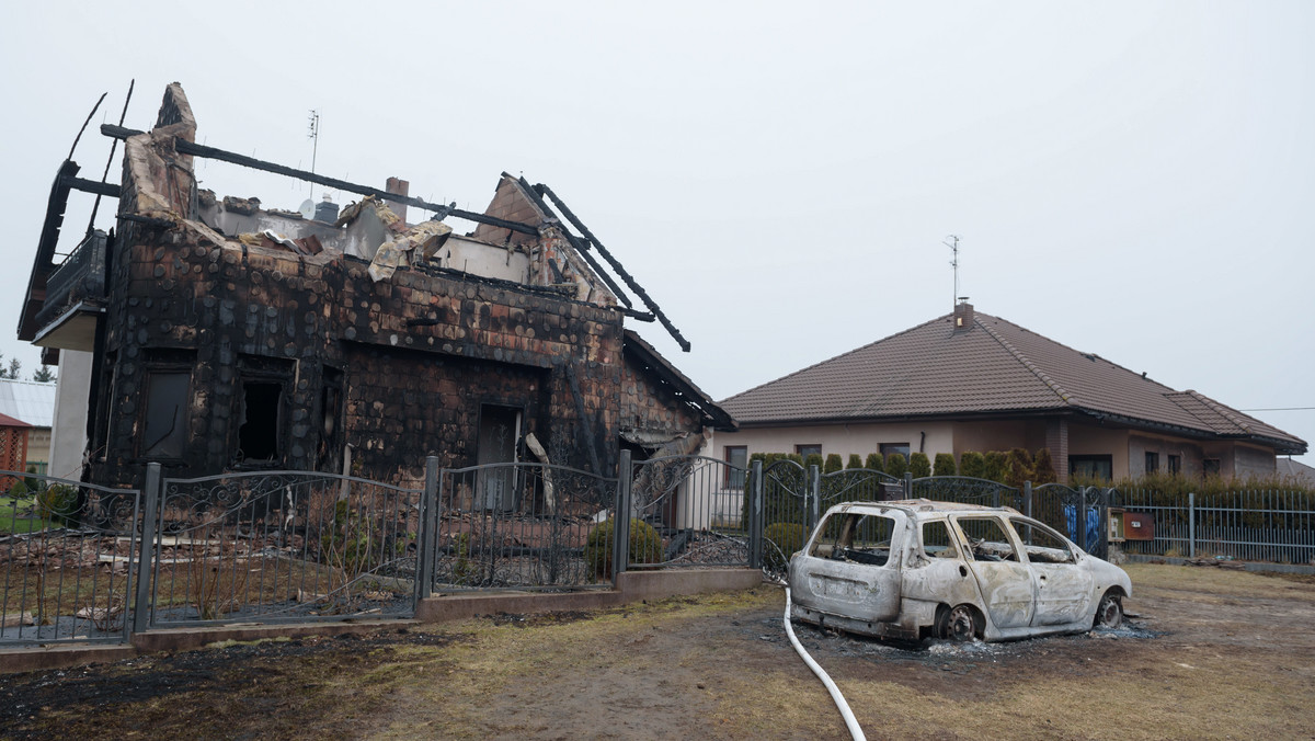 Do Murowanej Gośliny dociera pomoc rzeczowa dla rodzin, które w piątek straciły w pożarze cały dobytek. Burmistrz Murowanej Gośliny podał dziś, że otrzymał informację o zwiększeniu dla tych rodzin rządowej pomocy doraźnej do 20 tys. zł.