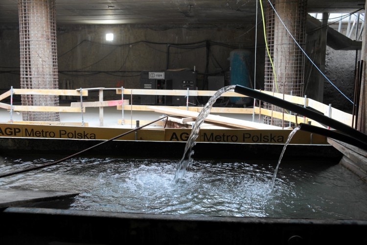 Warszawa, skrzyżowanie ul. Świętokrzyskiej i Marszałkowskiej. Plac budowy stacji przesiadkowej pomiędzy I i II linią metra na stacji Metro Świętokrzyska