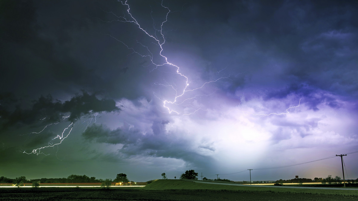 Gwałtowne burze z gradem mogą dziś spowodować szkody na terenie pięciu województw - alarmuje Instytut Meteorologii i Gospodarki Wodnej. Wydane przez IMGW ostrzeżenie pierwszego stopnia dotyczy Małopolski, Śląska, Wielkopolski, Opolszczyzny i Dolnego Śląska.