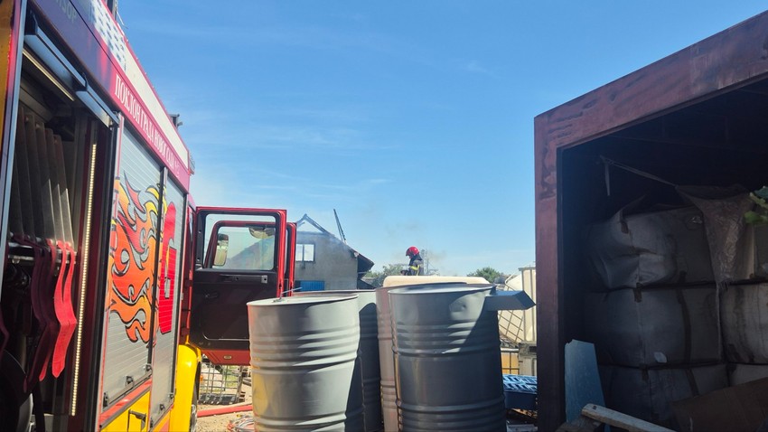 burad i kontejneri u neposrednoj blizini požara