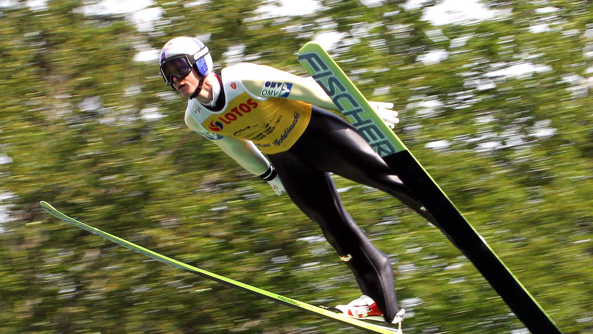 Thomas Morgenstern zdominował treningi na skoczni w Einsiedeln. Austriak uzyskał w pierwszym treningu 110,5 m a w drugim 115,5 m. Bardzo dobrze spisał się nasz zawodnik - Kamil Stoch - poinformował serwis skijumping.pl.