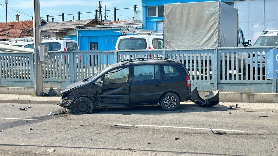 Silovit sudar poršea i opela u Čačku