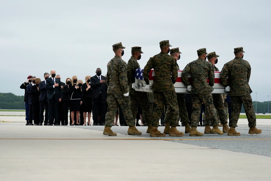 Džo i Džil Bajden odaju poštu vojnicima poginulim u Kabulu