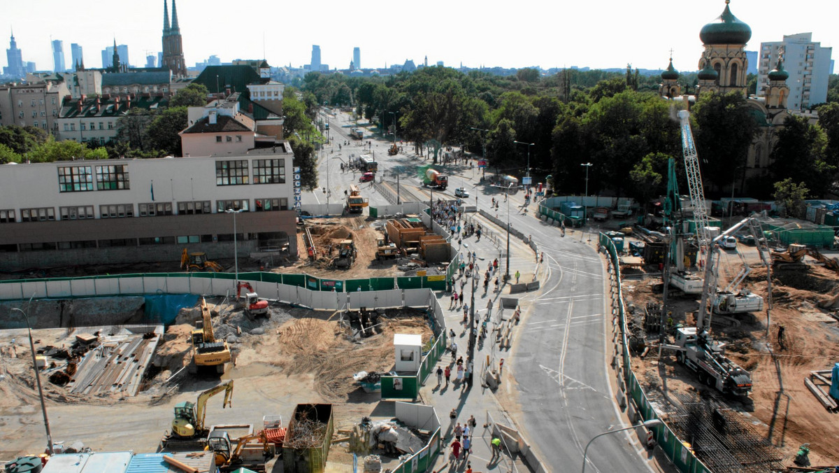 Dom handlowy w centrum Warszawy będzie połączony ze stacją Świętokrzyska II linii metra. Rzecznik Zarządu Transportu Miejskiego poinformował, że ZTM zmienił plan wyjścia ze stacji.