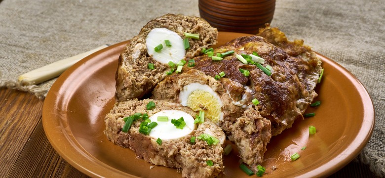 Pieczeń rzymska z jajkiem, efektowne i oszczędne danie na Wielkanoc