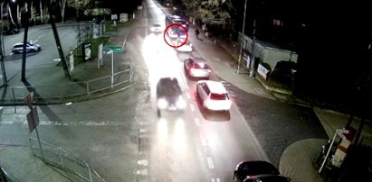 Ten błąd mógł kosztować go życie. Samochód zmiótł 15-latka z drogi [WIDEO]