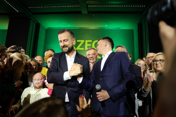 Liderzy Trzeciej Drogi Szymon Hołownia (P) i Władysław Kosiniak-Kamysz (L) w sztabie wyborczym Trzeciej Drogi w Warszawie.