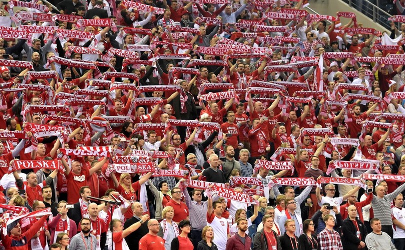 Polscy kibice podczas meczu grupy A mistrzostw Europy piłkarzy ręcznych z Serbią