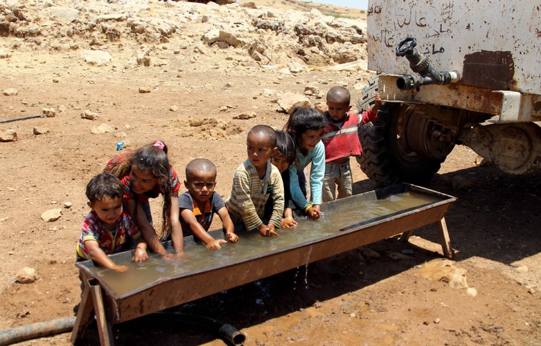 Dzieci wypędzone przez żołnierzy