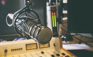 Więcej polskiej muzyki w radiu. Cały naród(niech) słucha