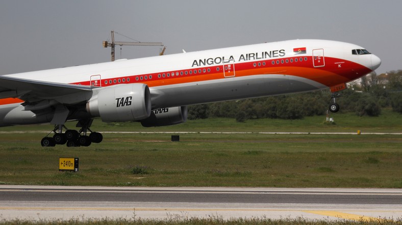 Un Boeing 777-300ER de TAAG Angola Airlines d&eacute;colle de l'a&eacute;roport de Lisbonne (Portugal) le 24 avril 2018. 