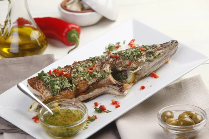 Štuka s belim lukom i limunom