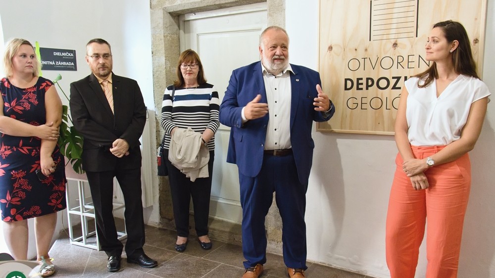 Riaditeľ Slovenského banského múzea Peter Zorvan (druhý sprava v modrom obleku), zároveň okresný šéf SNS.