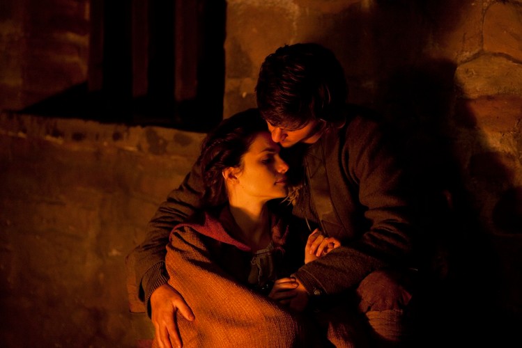 Tom Weston-Jones i Charlotte Riley w filmie 'Świat bez końca'