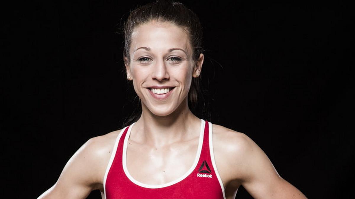 Marka Reebok podpisała właśnie kontrakt ambasadorski z Joanną Jędrzejczyk – jedną z najbardziej uzdolnionych polskich zawodniczek MMA. Jędrzejczyk jest pierwszą Polką w największej i najbardziej prestiżowej organizacji MMA na świecie – UFC. Szybko też stała się mistrzynią wagi słomkowej UFC, pokonując w marcu 2015 roku Carlę Esparza. Parę dni temu w czasie walki wieczoru na gali w Berlinie, Joanna udowodniła, że nie zamierza rozstawać się z pasem mistrzowskim, pokonując przez techniczny knockout Jessicę Penne.