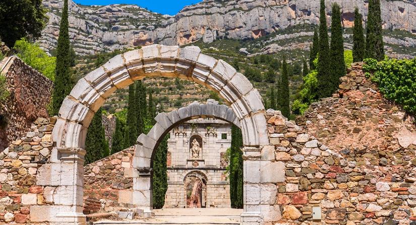 Imponujące ruiny klasztoru Escaladei/materiały prasowe Albatros