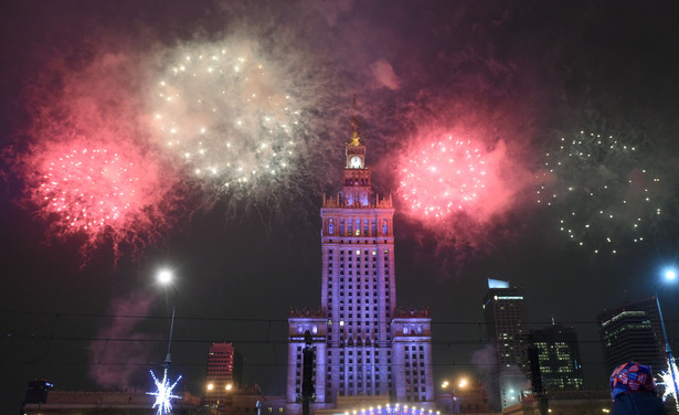 Pokaz sztucznych ogni "Światełko do nieba" na placu Defilad w Warszawie, podczas 25. Finału WOŚ