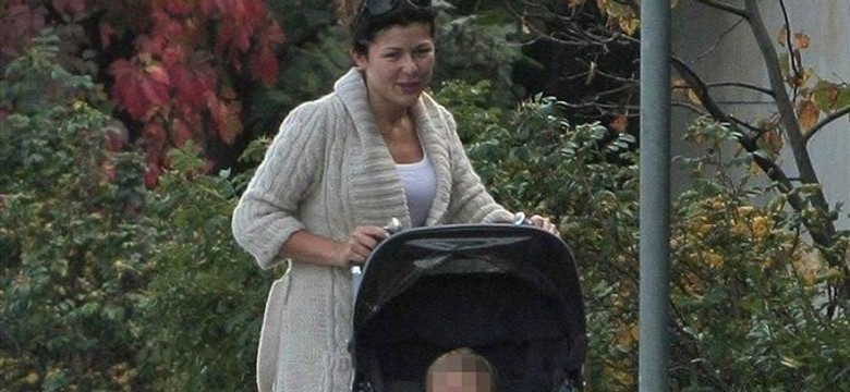 Kasia Cichopek jak zwykła mama. Bez makijażu na spacerze