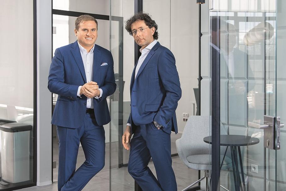 Andrzej Różycki (z lewej) i Grzegorz Bielowicki znaleźli swoją niszę na rynku private equity. To średniej wielkości firmy produkcyjne. Od kilkunastu lat je kupują, ulepszają i sprzedają – zwykle ze sporą premią