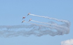 Akrobacje lotnicze w hołdzie powstańcom. Piloci namalowali dwie Polski Walczące nad Wisłą [WIDEO]