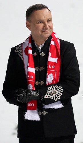 Andrzej Duda w Wiśle kibicował polskim skoczkom. Prezydent wyściskał Kamila Stocha