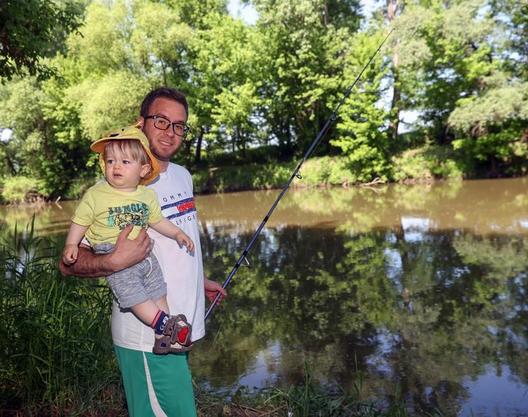 Pándi Dávid gyakran horgászik a Sajónál, de már nem vinné haza a kifogott halat / Fotó: Zsolnai Péter