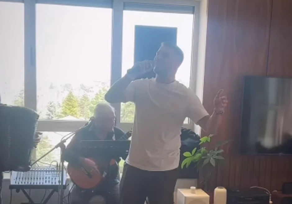 Dušan Milosavljević peva