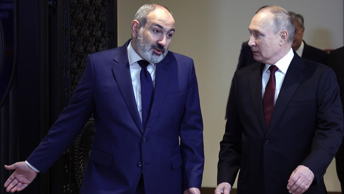 Nikol Paszinian podczas spotkania z Władimirem Putinem