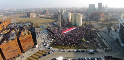 Wałęsa na manifestacji KOD: ten mały człowiek z kotem