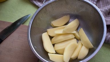 Dlaczego zawsze powinno się płukać ziemniaki przed ich smażeniem?