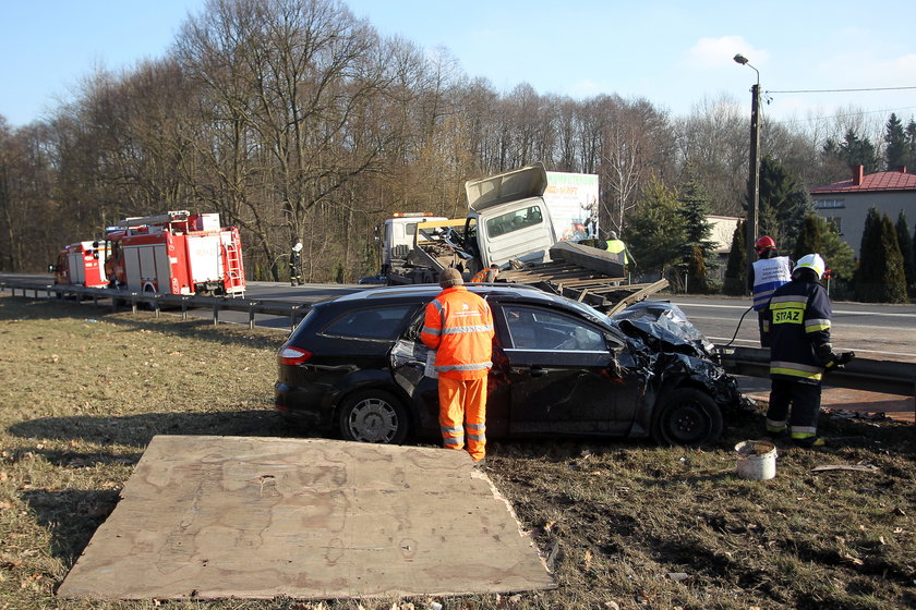 Preczów. Zderzenie ciężarówki z fordem osobowym 