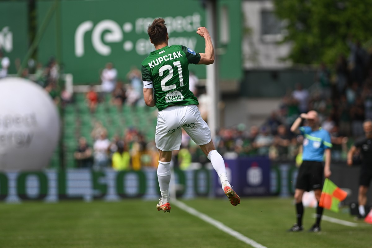 Zawodnik Warty Poznań Mateusz Kupczak cieszy się z bramki strzelonej na 2:0 podczas meczu 31. kolejki piłkarskiej Ekstraklasy, 5 bm. z Widzewem Łódź w Grodzisku Wielkopolskim