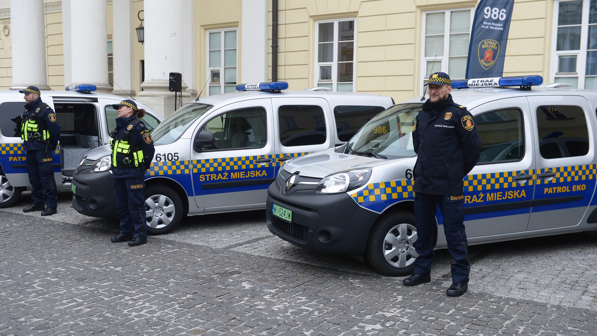 W poniedziałek przed stołecznym ratuszem na placu Bankowym odbyło się uroczyste przekazanie pięciu nowych, elektrycznych aut dla funkcjonariuszy Ekopatrolu straży miejskiej. Kluczyki strażnikom przekazał prezydent Warszawy Rafał Trzaskowski. Koszt zakupu samochodów wyniósł ponad milion złotych.