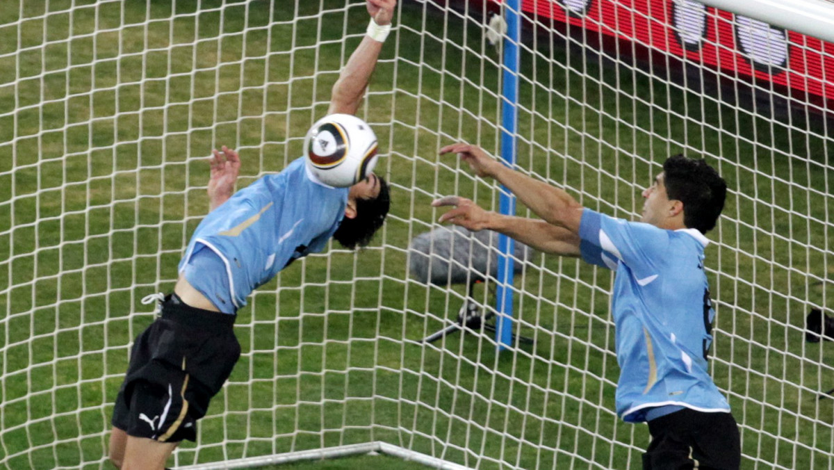 Napastnik reprezentacji Urugwaju, Luis Suarez, został ukarany przez FIFA zawieszeniem na jedno spotkanie za czerwoną kartkę, którą zobaczył w ćwierćfinałowym spotkaniu przeciwko Ghanie.