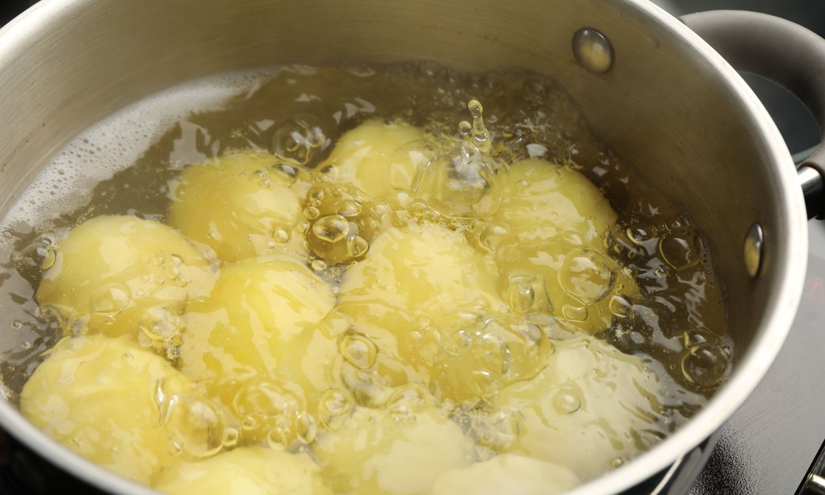 To najgorszy moment na posolenie ziemniaków. Robi tak większość z nas