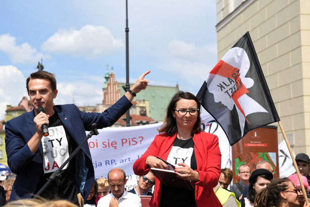 "Protestujemy przeciwko upolitycznieniu Krajowej Rady Sądownictwa i Trybunału Konstytucyjnego, ale przede wszystkim protestujemy przeciwko czystce, którą (prezydent) Andrzej Duda oraz politycy PiS przeprowadzają w Sądzie Najwyższym" - mówiła w trakcie wiecu Kamila Gasiuk-Pihowicz.