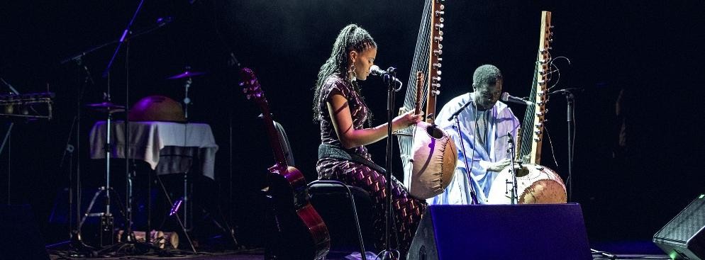 <strong>Sona i Sanjally Jobarteh</strong>
<br></br>
Koncert na dwie kory był kwintesencją tej niezwykłej tradycji, w której każde pokolenie dodaje coś od siebie. Jeden z utworów dzielił się nawet na dwie części. Pierwsza wiernie odtwarzała to, czego Sanjally Jobarteh nauczył się od swego ojca, w drugiej muzycy zaprezentowali autorską wersję tej kompozycji. – Mówi się, że każdy, kto gra na korze, powinien odnaleźć własną drogę. Dziękuję mojemu ojcu za to, że pomógł mi znaleźć moją – powiedziała Sona Jobarteh na zakończenie koncertu.
<br></br>
fot. Mateusz Bral
<br></br>