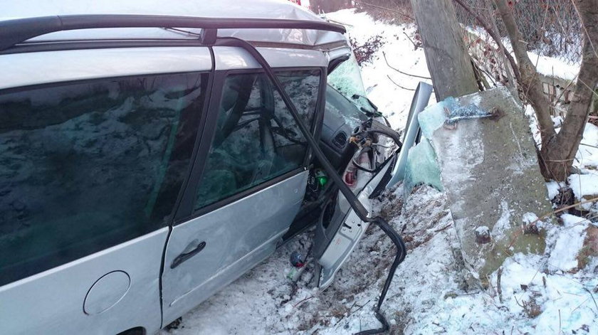 Zasnął za kierownicą. Zatrzymał się w rowie