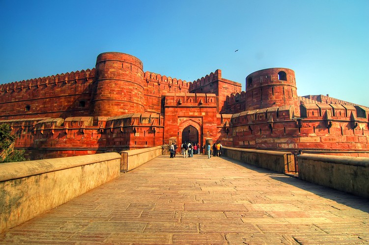 Czerwony Fort (Agra) - budowa fortu rozpoczęła się w 1565 r. za panowania Akbara, który przeniósł stolicę państwa Mogołów do Agry. W 1983 r. fort został wpisany na Listę Światowego Dziedzictwa UNESCO.