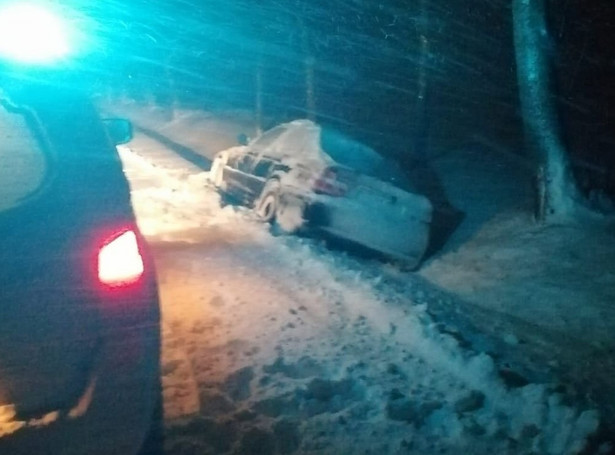 16-latek w BMW wpadł do rowu