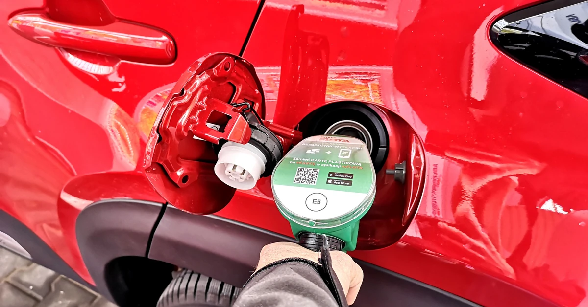 Tych aut nie tankuj nowym paliwem. Oto LISTA popularnych modeli