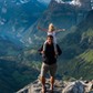 Norwegia. Ojciec z córką na skałach otaczających Geirangerfjord