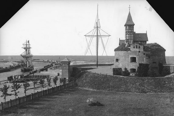 Wejście do portu z latarnią morską w 1901 r. Źródło: Deutsche Fotothek 