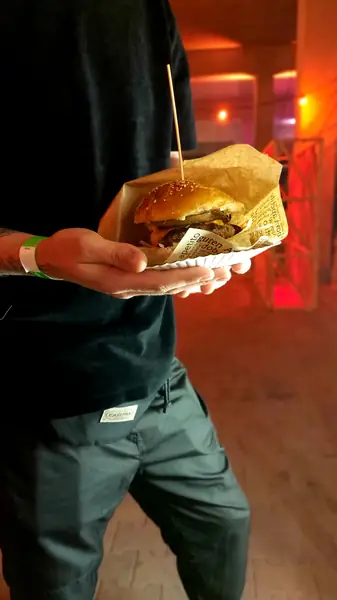 Burger, czyli klasyk, który zawsze się sprawdzi, ale w nietypowym wydaniu - z plackiem ziemniaczanym