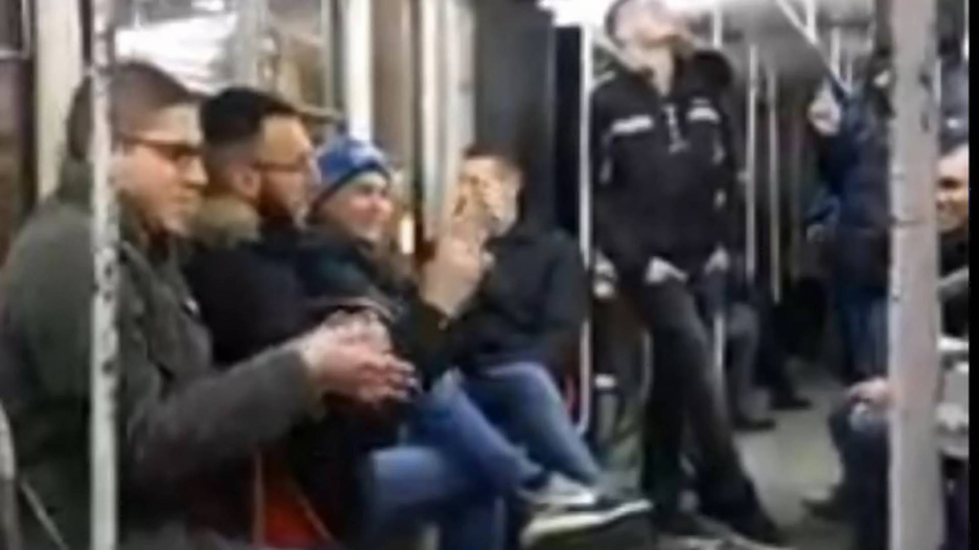 Svi prepričavaju scenu iz tramvaja u Beogradu zbog onoga što je uradila grupa mladića