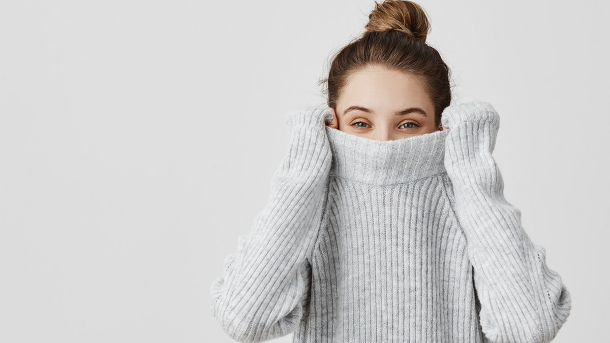 Modne i ciepłe damskie swetry z wyprzedaży na zimę 2020 - Kobieta