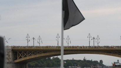 Elindultak a hajók, gyászoló tömeg a Margit hídnál: elkezdődött a Hableány kapitányának és matrózának dunai búcsúztatója – fotók