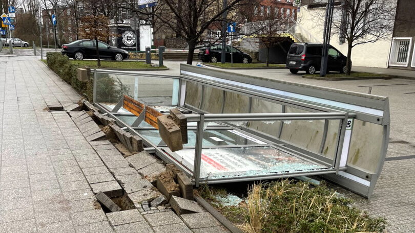 Wiatr w Szczecinie zniszczył przystanek autobusowy, foto: Alan Pięciurek