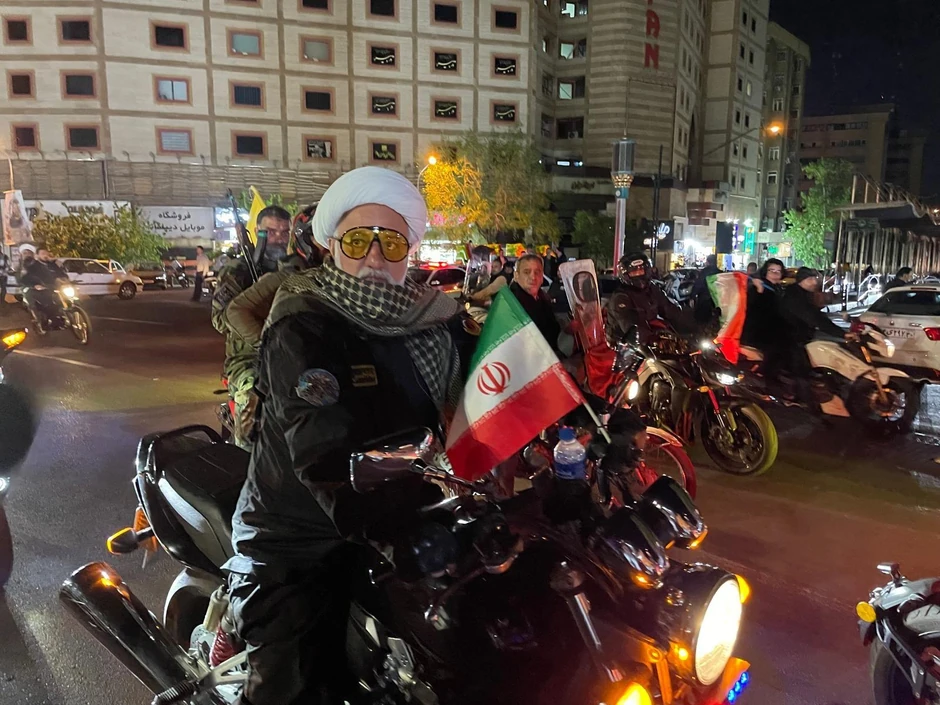 Naoružan muškarac na motoru sa iranskom zastavom u centru Teherana | Foto: BBC
