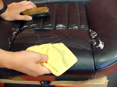 Jak profesjonalnie wyczyścić i zakonserwować skórzaną i tekstylną tapicerkę  ?